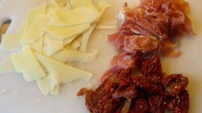 итальянский салат с картофелем, пармской ветчиной, руколой и кедровыми орешками