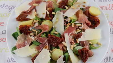 итальянский салат с картофелем, пармской ветчиной, руколой и кедровыми орешками