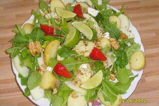 Картофельно-яблочный салат с козьим сыром и грецким орехом