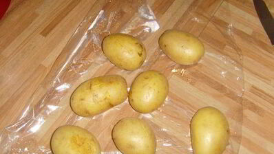 картофельно-яблочный салат с козьим сыром и грецким орехом