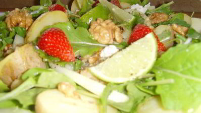 картофельно-яблочный салат с козьим сыром и грецким орехом