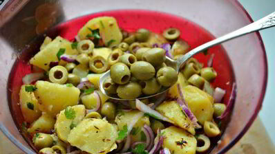 картофельный салат c пикантной заправкой