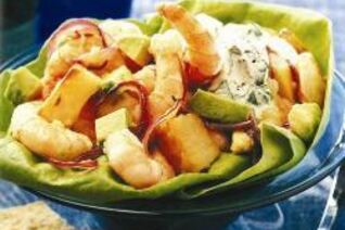 Картофельный салат с авокадо и креветками