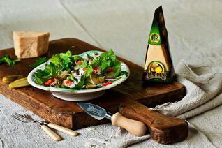 Картофельный салат с лососем и сыром Джюгас