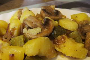 Картофельный салат с солеными огурцами и грибами
