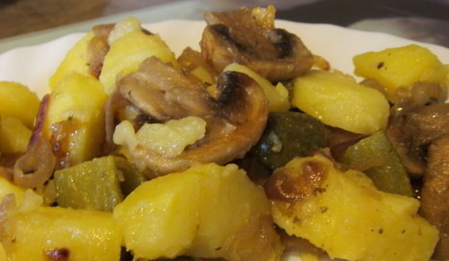 Рецепт картофельного салата с солеными огурцами и грибами