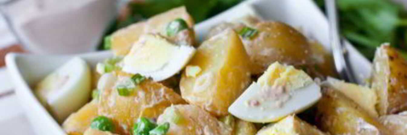 Картофельный салат с яйцами и горошком