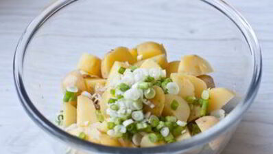 картофельный салат с яйцами и горошком