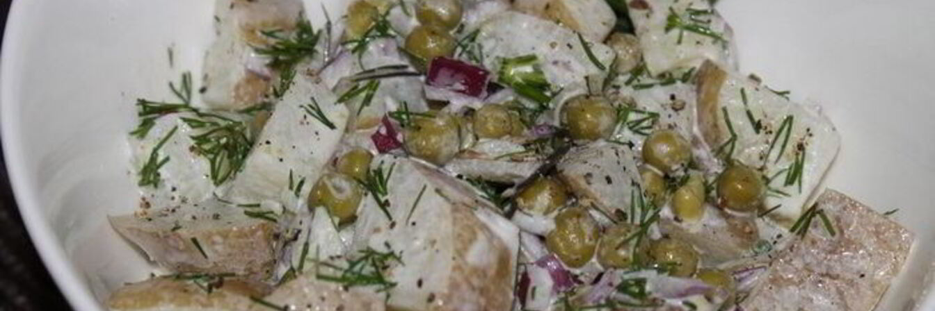 Картофельный салат с зеленым горошком