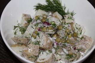 Картофельный салат с зеленым горошком