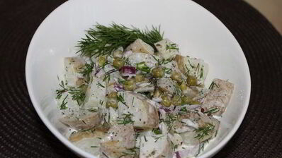 картофельный салат с зеленым горошком