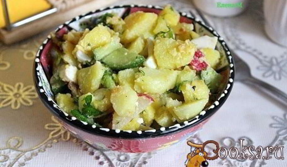 Рецепт картофельного салата с жареныма лукома и свежими овощами