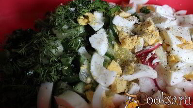 картофельный салат с жареным луком и свежими овощами