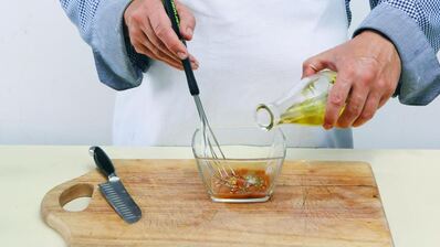 салат из картофеля с маслинами и красным луком