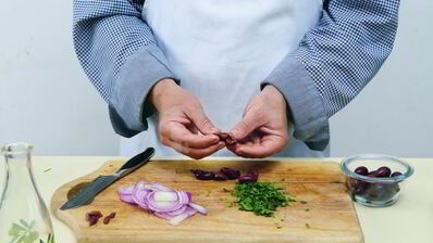 салат из картофеля с маслинами и красным луком