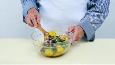 салат из картофеля с маслинами и красным луком