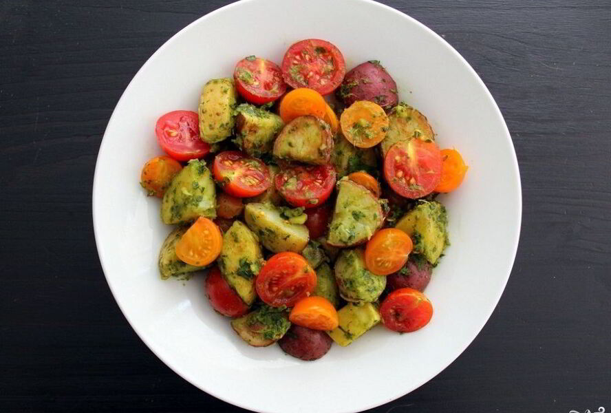 Салат с картофелем и помидорами на Новый год