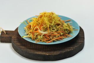 Салат с картофельной соломкой