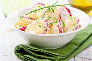 Салат с молодым картофелем и редисом