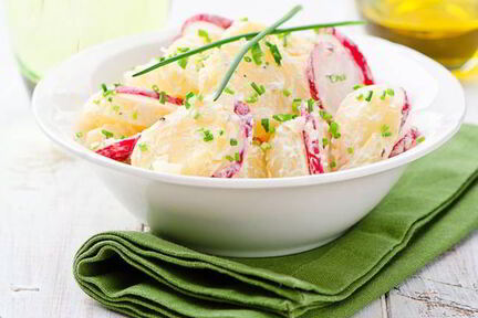 Салат с молодым картофелем и редисом