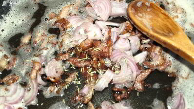 теплый картофельный салат с беконом