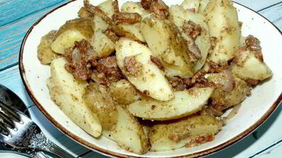 теплый картофельный салат с беконом