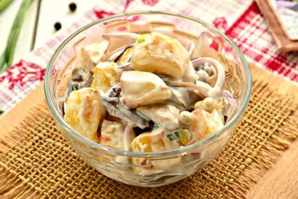 Теплый картофельный салат с грибами