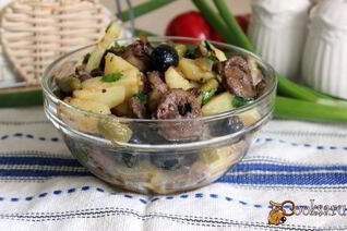 Теплый картофельный салат с индюшиными сердечками