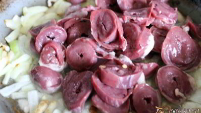 теплый картофельный салат с индюшиными сердечками