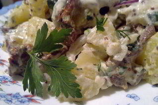 Теплый картофельный салат с лисичками и сметанным соусом