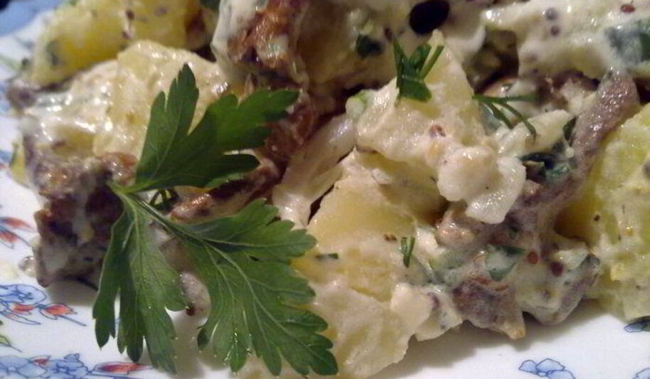 Рецепт теплого картофельного салата с лисичками и сметанным соусом