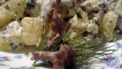 теплый картофельный салат с лисичками и сметанным соусом