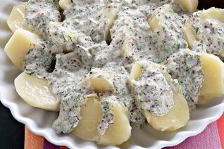 Теплый картофельный салат со сметанным соусом