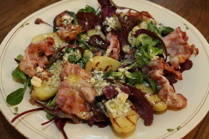 Теплый салат с картофелем и беконом