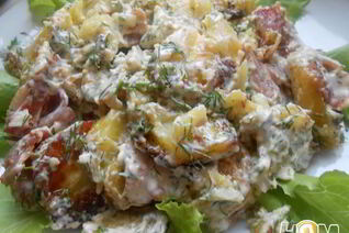 Теплый салат с запеченным картофелем