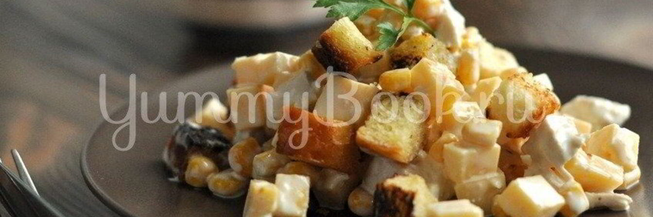 Хрустящий салат с курицей, сыром и кукурузой