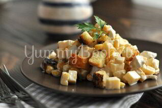 Хрустящий салат с курицей, сыром и кукурузой