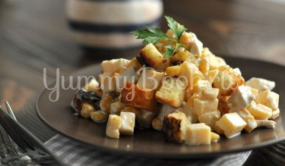Рецепт хрустящего салата с курицей, сыром и кукурузой