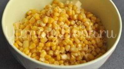 хрустящий салат с курицей, сыром и кукурузой