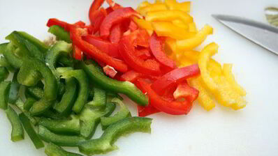 куриный салат с авокадо и сладким перцем