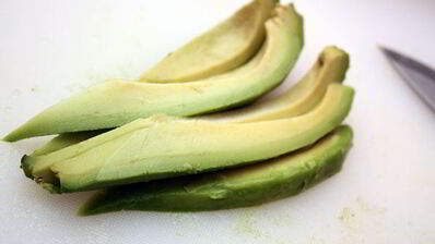 куриный салат с авокадо и сладким перцем