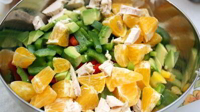 куриный салат с авокадо и сладким перцем