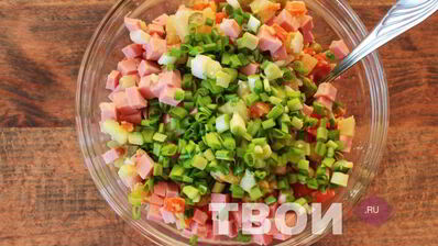 салат оливье с колбасой