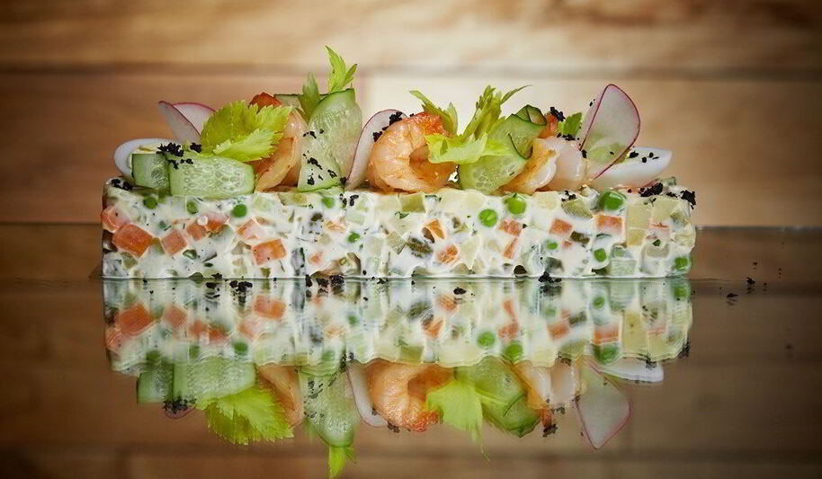 Рецепт салата оливье с креветками и зеленым тобико