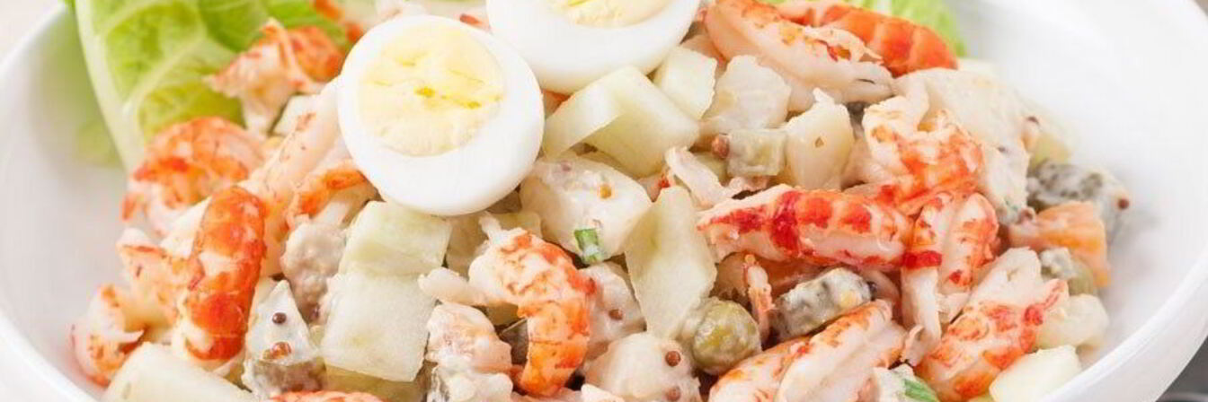 Салат Оливье с раковыми шейками