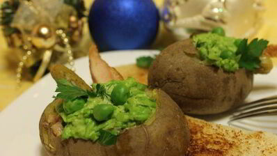 салат оливье в картофельных бочонках