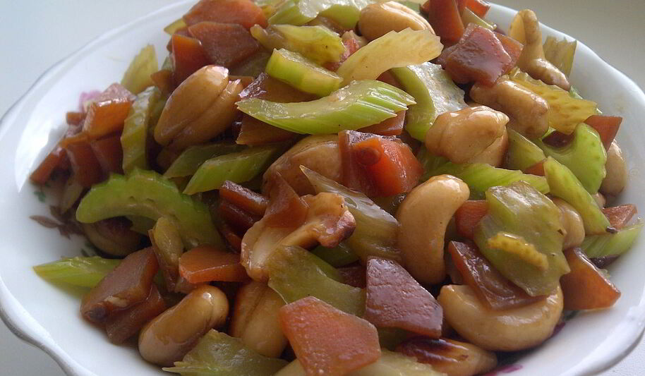 Рецепт острого салата из сельдерея с кешью