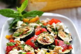 Салат из кабачков и перца с фетой и мятой