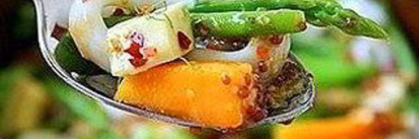 Салат из кальмаров с манго, спаржей и авокадо