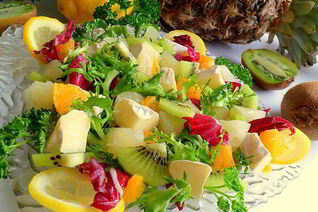 Салат из камамбера, ананаса, киви, апельсина, листьев салата